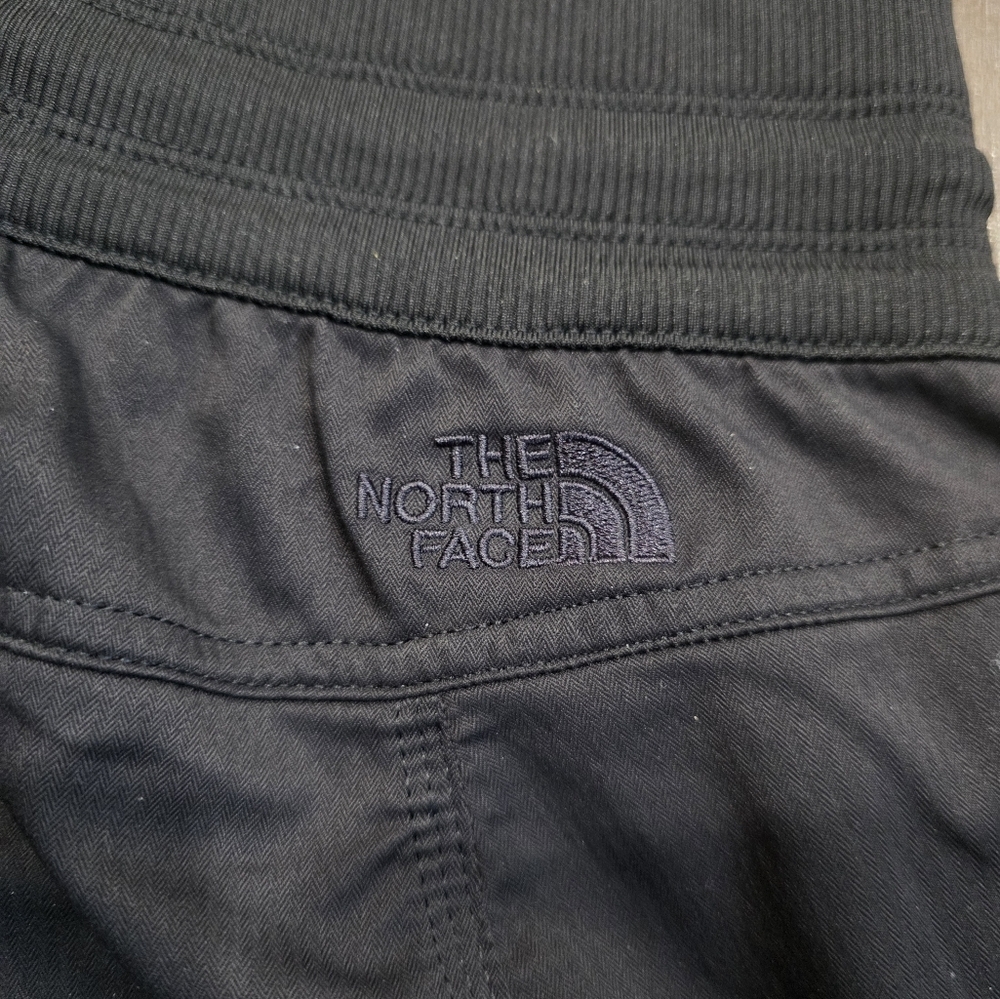 THE NORTH FACE black Cropped Pants Hike Joggers Alo Yoga - Picture 4 of 10